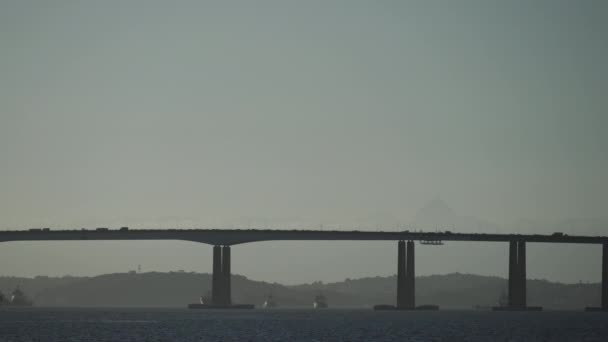 Lätt Trafik Niteroi Bridge Vid Skymning Lugnt Hav Klar Himmel — Stockvideo