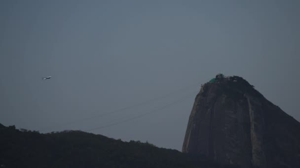 Avion Monte Dessus Rio Janeiros Sugarloaf Mountain Pendant Soirée Fournissant — Video