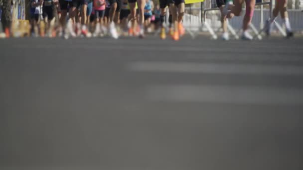 Maratoneti Marcia Vivace Velocità Attraverso Una Città — Video Stock