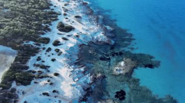 Hava görüntüleri Formenteras 'ın temiz suları, gizli koyları ve el değmemiş bölgelerdeki karavanları gösteriyor..
