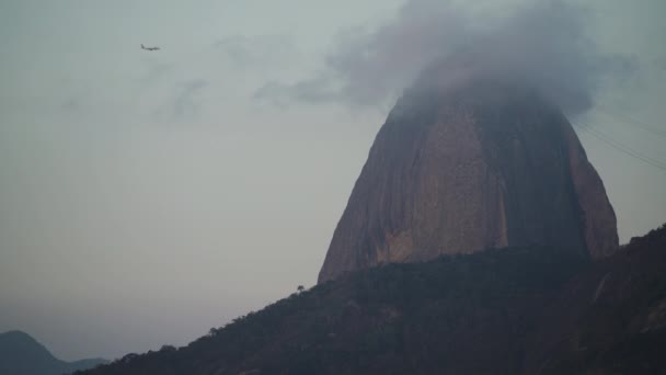 Avión Vuela Detrás Brumosa Montaña Sugarloaf Entrando Una Zona Miedo — Vídeo de stock