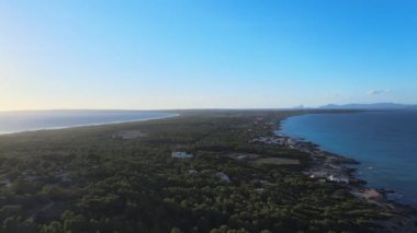Drone görüntüleri Formentera Adaları 'nı gösteriyor. Güzel şekilli ve alacakaranlıkta berrak sular..