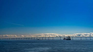 Niteroi Köprüsü şehirleri birbirine bağlarken konteynır gemileri altında mühendislik becerilerini ön plana çıkarıyor..