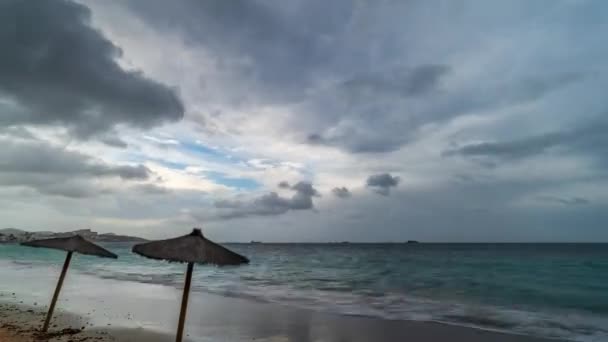 Dynamisk Timelapse Öde Strand Med Snabbrörliga Parasoll Kommande Storm Skapa — Stockvideo