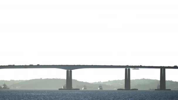 リオのニテロイ橋の眺めは 滑らかな交通の流れとテキストを追加するための明確な空の理想を示しています — ストック動画