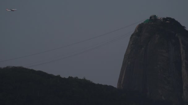Alacakaranlıkta Rio Janeiro Daki Ikonik Şekerleme Dağı Nın Arkasından Havalanan — Stok video