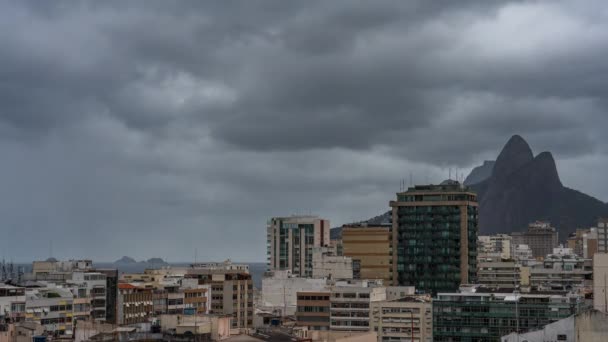 リオデジャネイロの上に形成された嵐のタイムラプス 暗い雲 雨の柱と大きな山を魅了 — ストック動画
