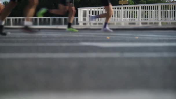 Yan Görüntü Yolda Hızla Ilerleyen Bulanık Spor Ayakkabılı Koşucuları Yakalıyor — Stok video