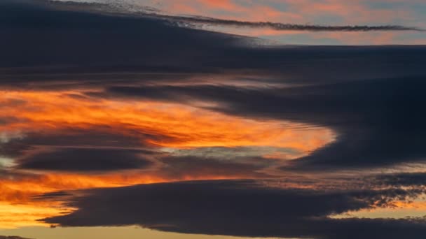 Timelapse Ciemnoniebieskiego Pomarańczowego Zachodu Słońca Chmurami Poruszającymi Się Niebie Tworząc — Wideo stockowe