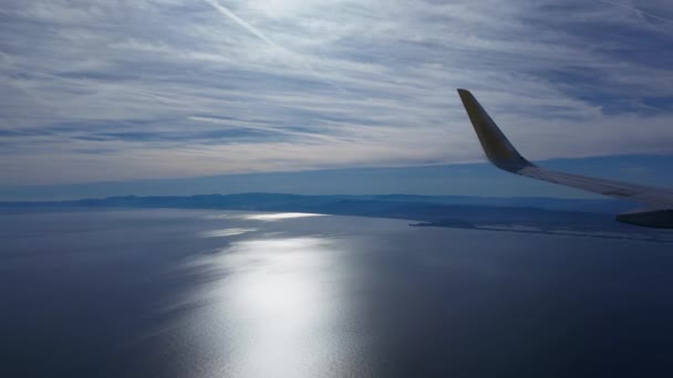 Крило Літака Проходить Повз Гори Узбережжя Тлі Заходу Сонця Наближаючись — стокове відео