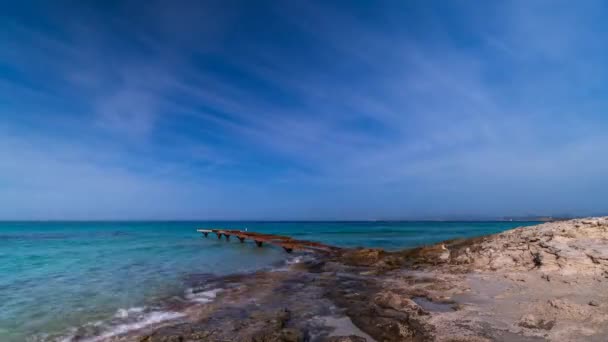 Timelapse Przechwytuje Gnijące Molo Formenteras Czysta Zielona Woda Pod Chmurnym — Wideo stockowe