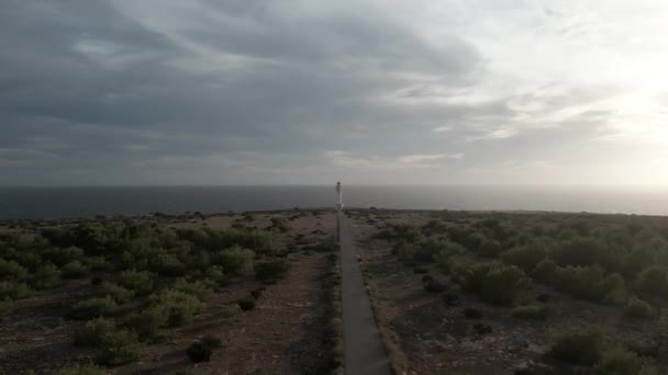 Video Ukazuje Osamělou Cestu Vedoucí Majáku Moře Při Západu Slunce — Stock video