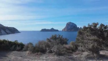 İbiza 'daki manzaralı Es Vedra' nın yer aldığı uçurum kenarındaki yürüyüşün aşırı hızlanması.