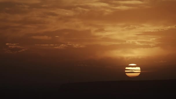 Eine Riesige Sonne Geht Über Dem Ozean Bei Einem Leuchtturm — Stockvideo