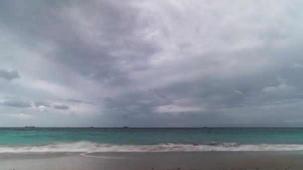 폭풍우 구름이 지나가는 조용한 해변의 텍스트 크레딧을위한 공간을 — 비디오