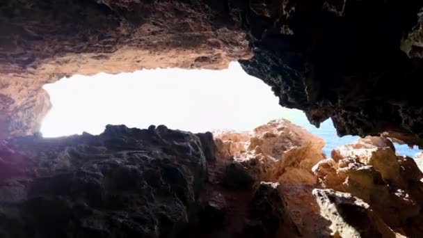 Cesta Temné Jeskyně Denního Světla Odhaluje Nekonečný Mořský Horizont Výrazným — Stock video