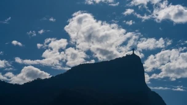 Впечатляющий Силуэт Христа Искупителя Рио Жанейро Бразилия Облаками Движущимися Над — стоковое видео