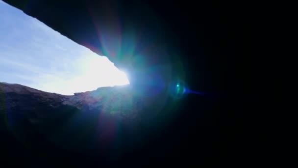 Transição Caverna Escura Para Saída Brilhante Ilustrando Contraste Entre Sombra — Vídeo de Stock