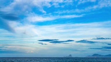 Es Vedra Adası, İbiza 'nın çarpıcı zamanlaması. Hareketli bir feribot ve dramatik bulutlarla dolu bir gökyüzü..