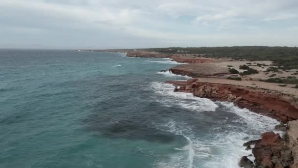 Drone Beelden Toont Smaragd Zeeën Ruige Kliffen Aan Een Prachtige — Stockvideo