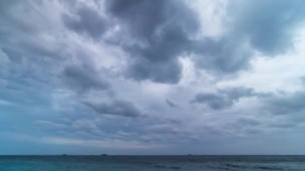 テキスト クレジットの劇的な背景を提供し 小さなイズレットと暗い雲で嵐の海岸のタイムラプス — ストック動画