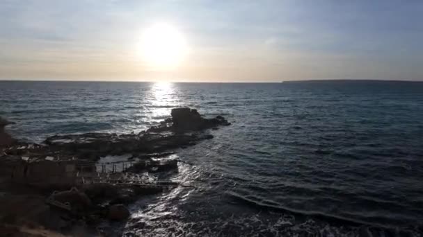 Drewniana Sylwetka Molo Zachodzie Słońca Skalistym Wybrzeżu Miękkimi Falami — Wideo stockowe