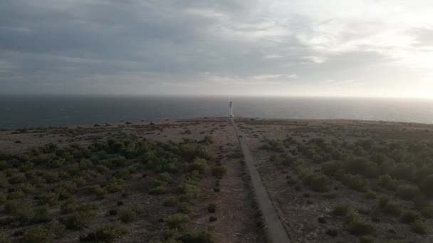 Аэрофото Одной Машины Направляющейся Маяку Обрыве Дороги Рядом Океаном — стоковое видео