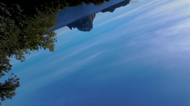 カメラの回転は青い海の上に反転した大きな岩の島々を示しています — ストック動画