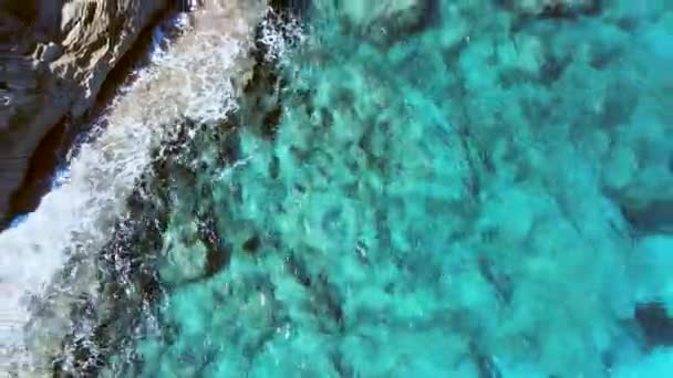 Nagranie Dronów Ukazuje Nieskazitelną Czystość Wód Morskich Wzdłuż Poszarpanego Wybrzeża — Wideo stockowe