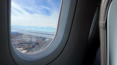Uçak penceresi fotoğrafı hareketli bir otoyola indiğini gösteriyor..