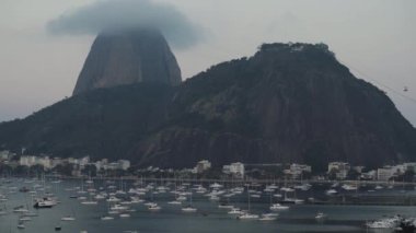 Gün batımında Botafogo Körfezi 'nin hızlandırılmış görüntülerine göre Sugarloaf Dağı sisle kaplı, gizemli bir şekilde....