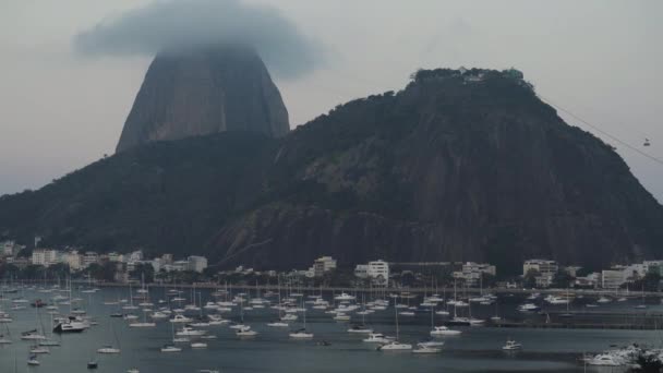 일몰에 Botafogo 베이의 라프스는 신비를 제외하고 안개에 Sugarloaf 보여줍니다 — 비디오