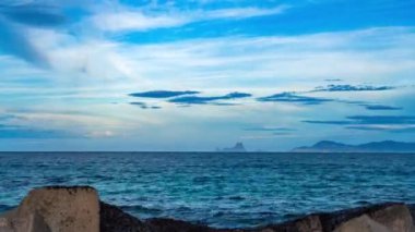 İbizas 'ın nefes kesen zaman çizelgesi ikonik Edra adası ve pitoresk deniz manzarasıyla berrak ufuk çizgisi.