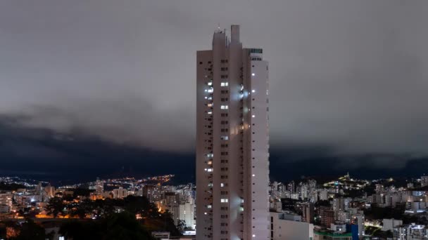 タイムラプスビデオは嵐の雲を集める下の高層ビルを示し 嵐が近づくように街のライトは明滅します — ストック動画
