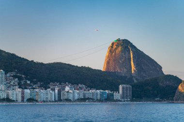 Rio üzerinden kalkacak olan uçak, Sugarloaf Dağı ve Copacabana Sahili 'nin mavi gökyüzüne bakıyor..