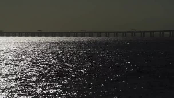 平静的大海和Niteroi桥在暮色中平稳的交通 — 图库视频影像
