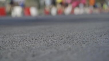 Maraton koşucuları, yolda bir yaprak savrulup bir metin alanı oluştururken dikkatlerini kaybediyorlar..