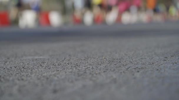 Corredores Maratón Pierden Foco Como Una Hoja Sopla Través Del — Vídeos de Stock