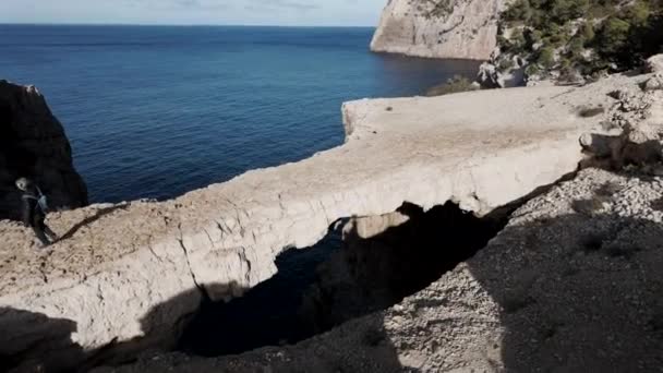 Een Mysterieus Persoon Steekt Een Stenen Brug Bij Zee Ibiza — Stockvideo
