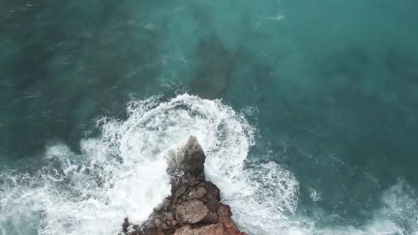 Letecký Záznam Ukazuje Zubaté Pobřeží Otlučené Silnými Zelenými Vlnami Slunečného — Stock video