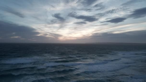 静かな崖と日没の明るい雲で上陸する砂浜 — ストック動画