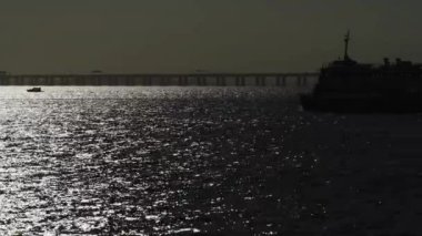 Niteroi Köprüsü ve bir tekne Rio de Janeiros 'un alacakaranlık sularına farklı siluetler fırlattı.
