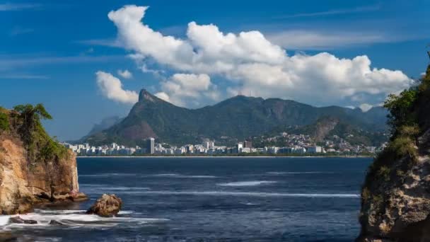 Timelapse Запечатлел Город Рио Жанейруш Культовой Статуей Христа Искупителя Окруженный — стоковое видео