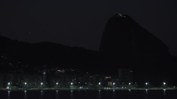 Потрясающее Ночное Видео Участием Знаменитого Пляжа Копакабана Величественной Горы Sugarloaf — стоковое видео