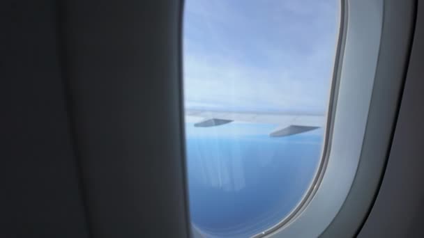 Uçak Kanadı Gökyüzü Kamera Düzlem Penceresinden Geri Çekilirken Görünür Metin — Stok video