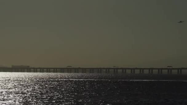 Avião Desce Sobre Rio Pôr Sol Com Ponte Niteroi Fundo — Vídeo de Stock