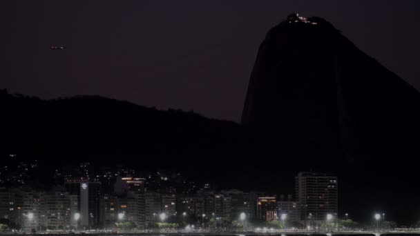 Αεροσκάφη Πετούν Από Sugarloaf Mountain Σούρουπο Copacabana Beach Φωτισμένο Στο — Αρχείο Βίντεο