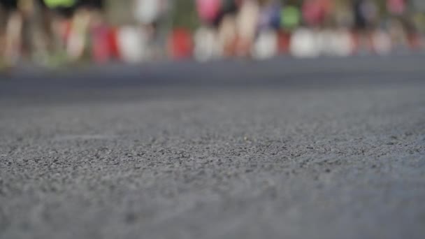 Bulanık Sporcuların Asfaltta Olduğu Sonsuz Şehir Maratonu Video Döngüsü Metin — Stok video