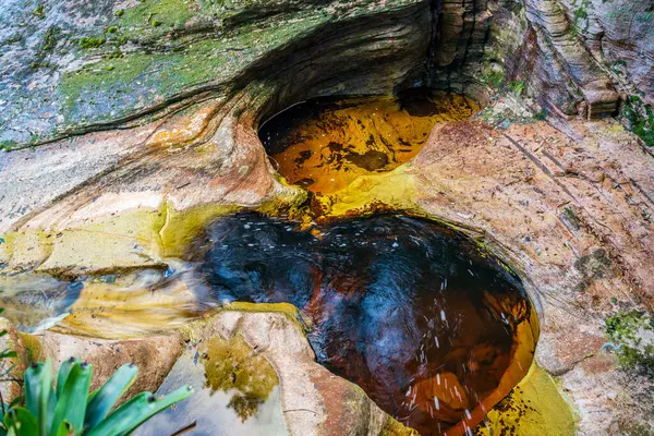 Ruhiges Becken Inmitten Farbenfroher Strukturierter Felsen Stockfoto