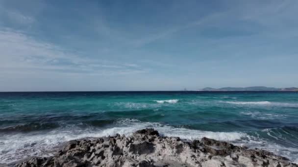 Slow Video Visar Formenteras Klart Vatten Med Ibizas Vedra Bakgrunden — Stockvideo